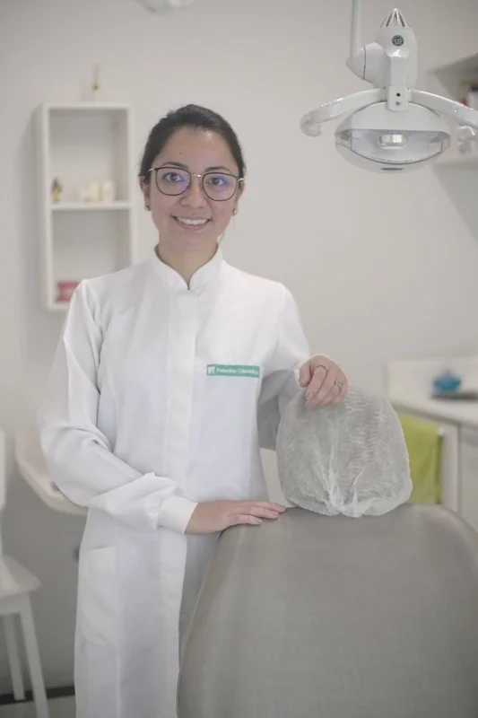 Aline Baltazar no consultório odontológico