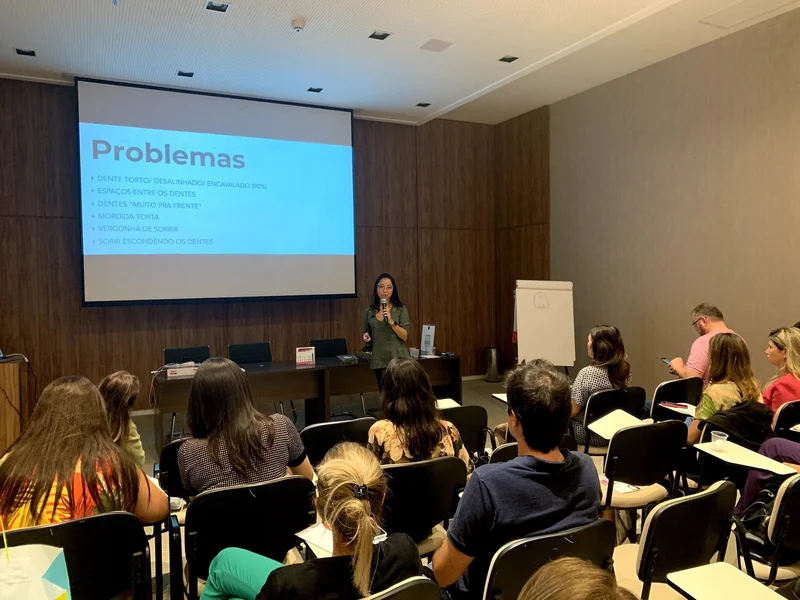 Aline Baltazar palestrando sobre marketing odontológico