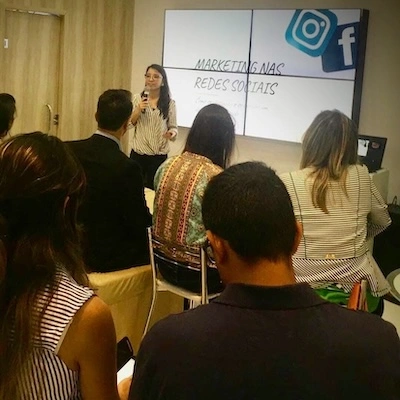 Aline Baltazar apresentando marketing nas redes sociais